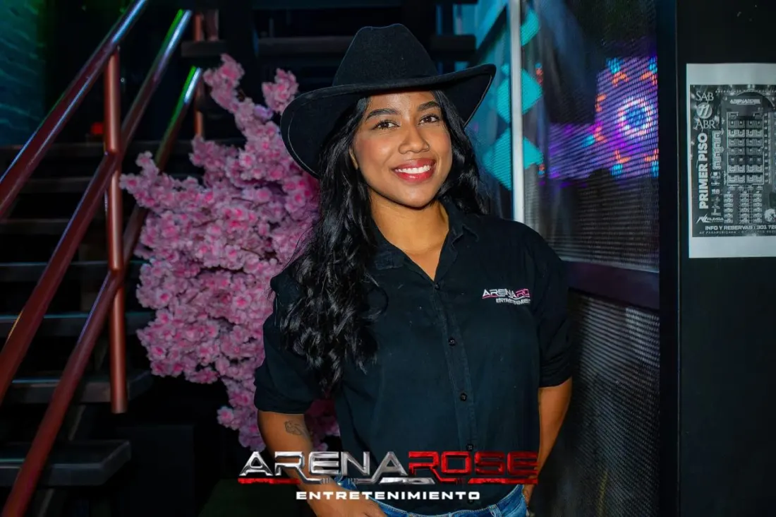 Marcela, Líder de meseros de Arena Rose