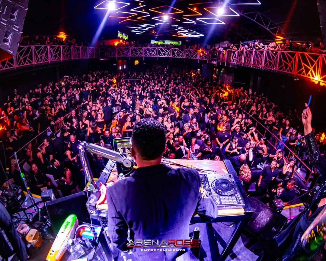 La pista llena vista desde la cabina del DJ