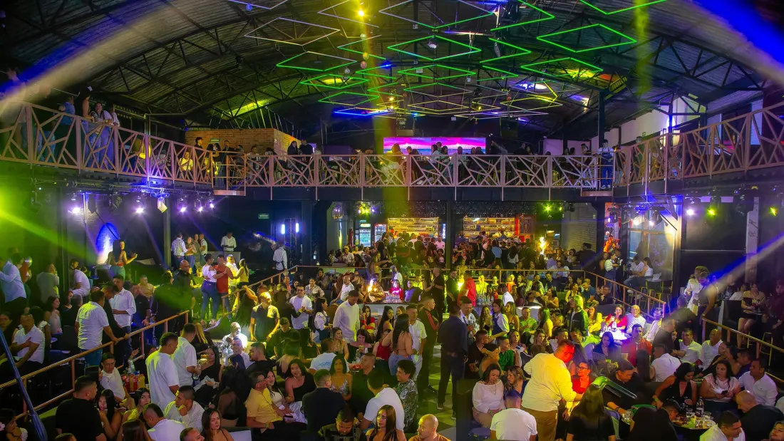 Mesas y luces en Arena Rose