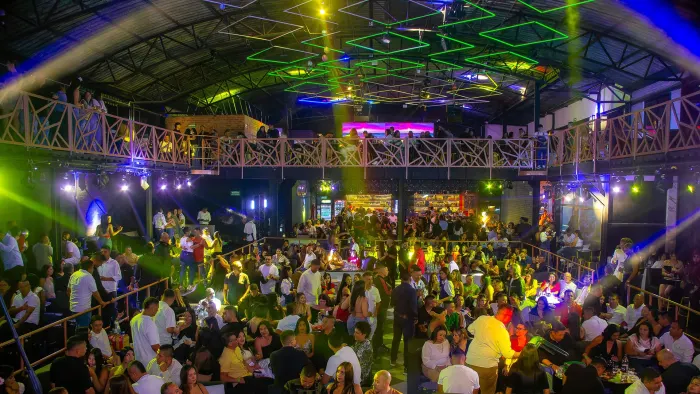 Mesas y luces en Arena Rose